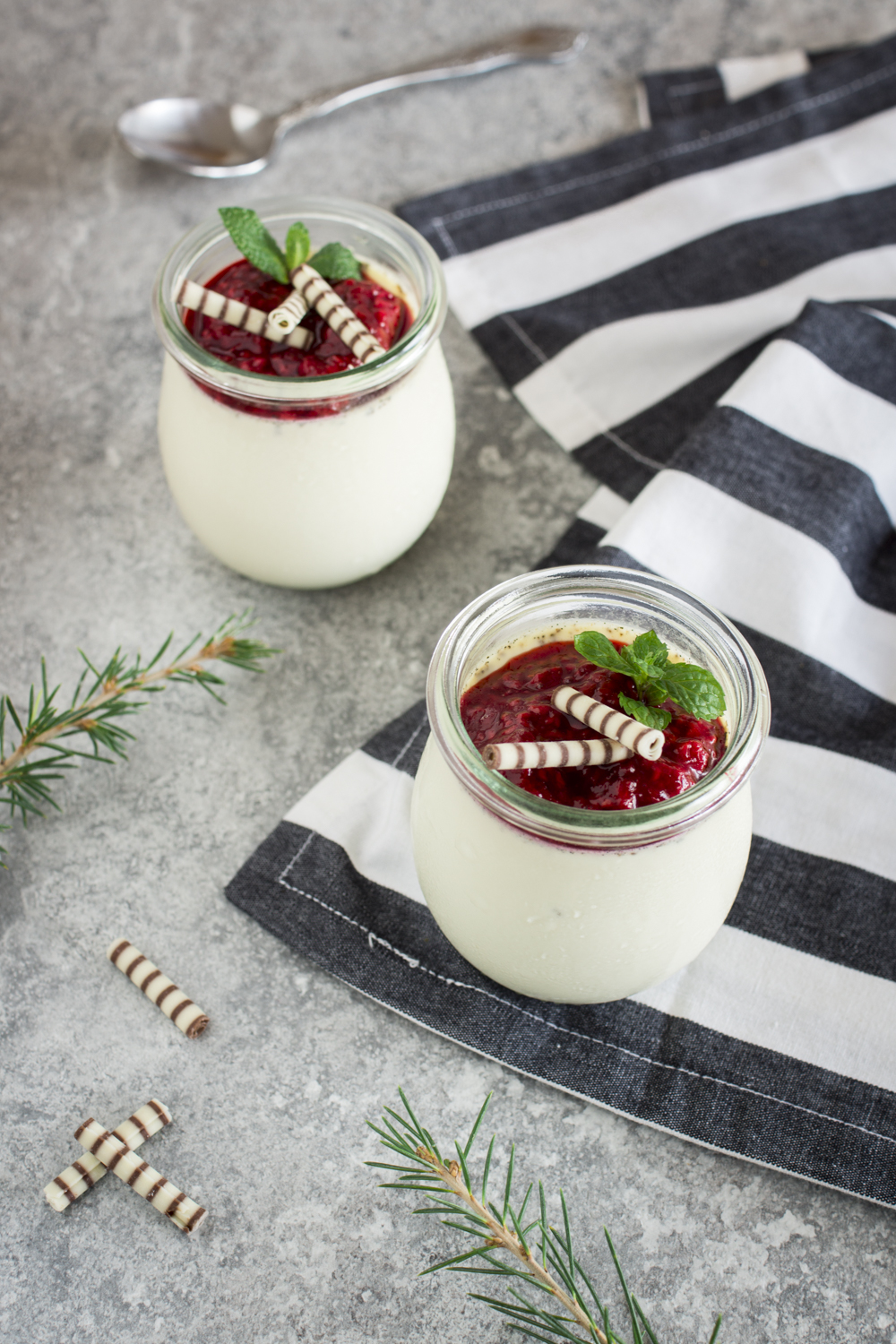 Vanille Panna Cotta mit Himbeeren - weihnachtliches Dessert im Glas