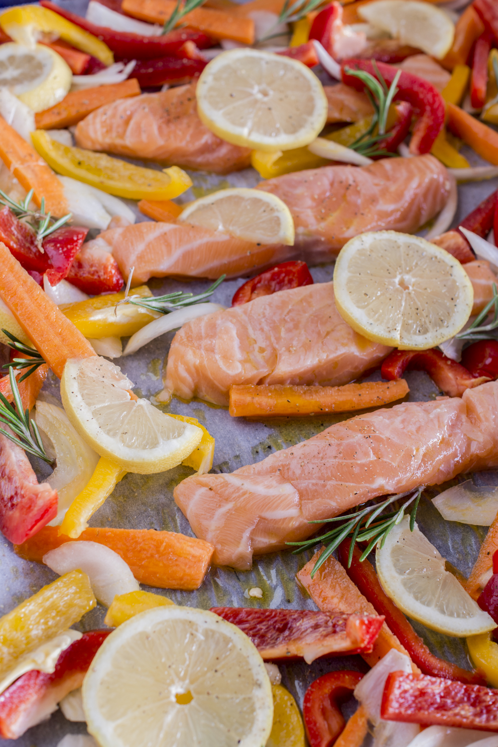 Zitronen-Lachs mit Ofengemüse - einfaches & schnelles Rezept