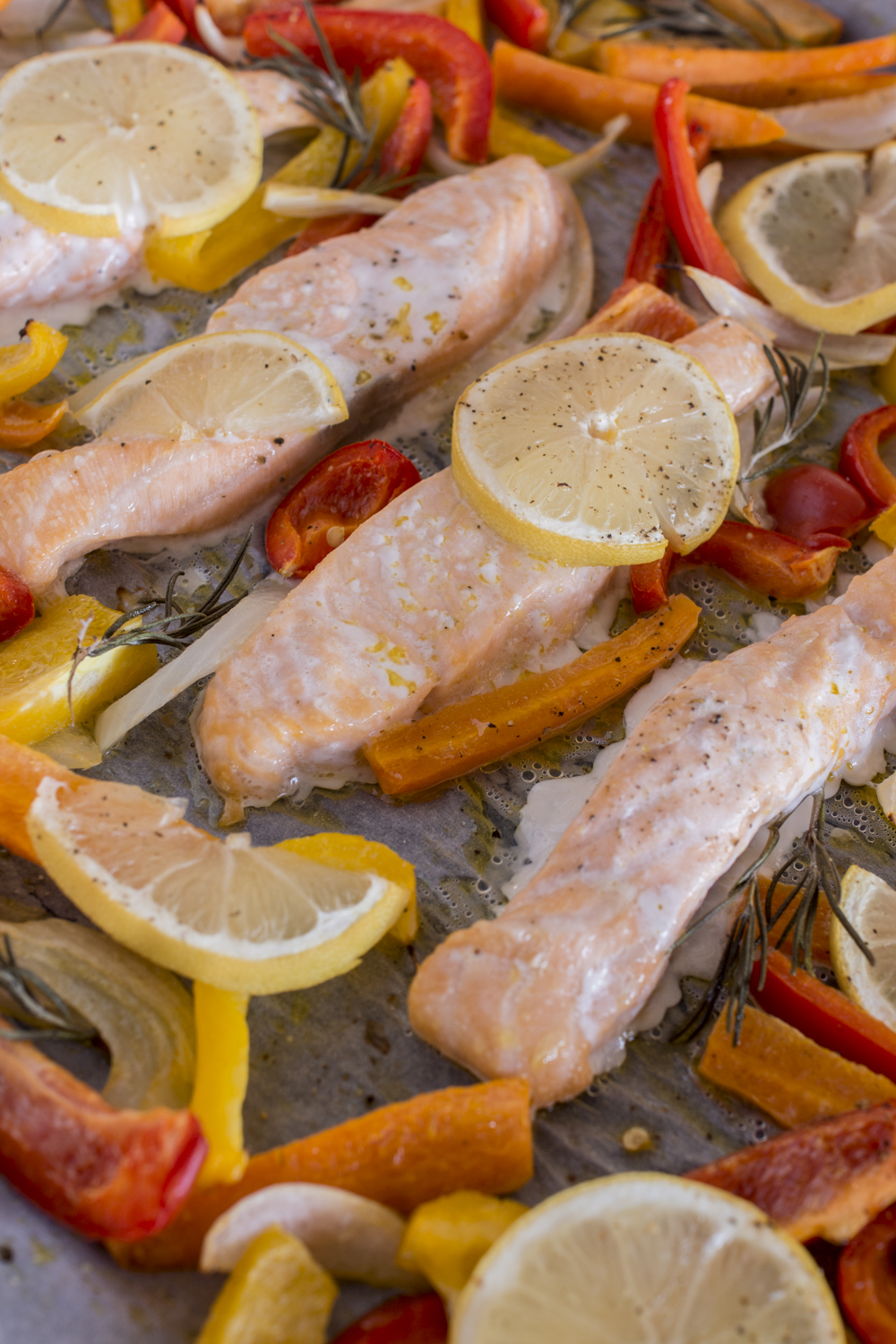 Zitronen-Lachs aus dem Ofen mit Beilage - einfaches Rezept