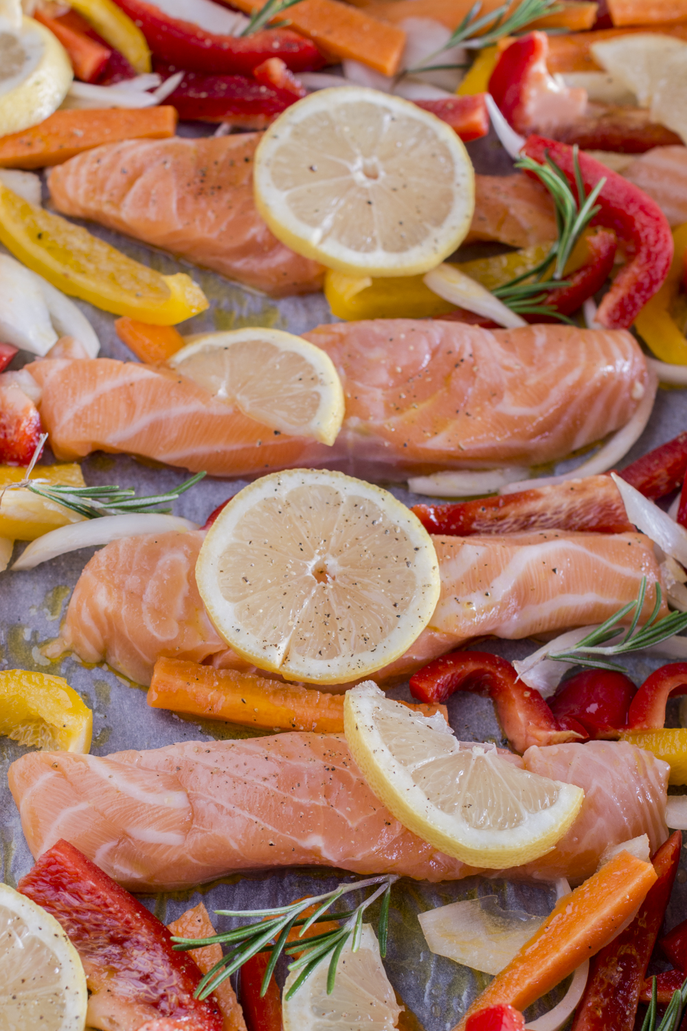Lachs aus dem Backrohr - schnelles Rezept mit Gemüse