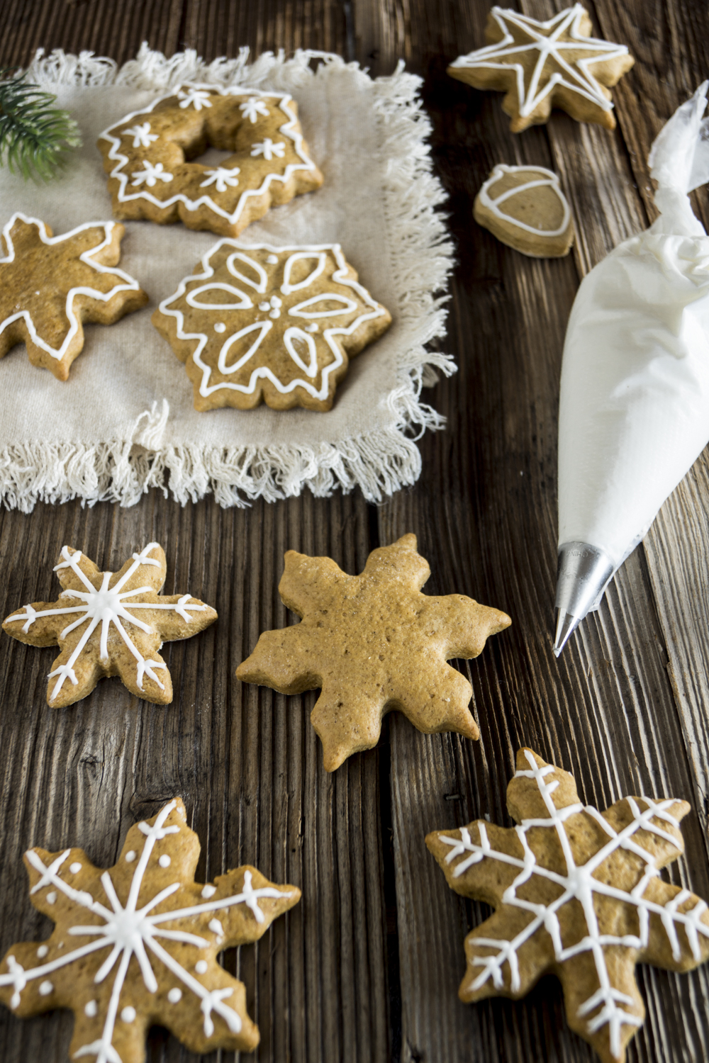 Lebkuchen selber machen - Rezept für Kekse und Eiweißspritzglasur