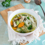 Leckeres Suppenrezept: Asiatische Bandnudel-Suppe mit Gemüse