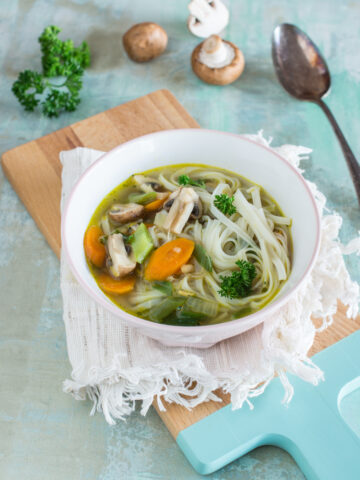 Leckeres Suppenrezept: Asiatische Bandnudel-Suppe mit Gemüse