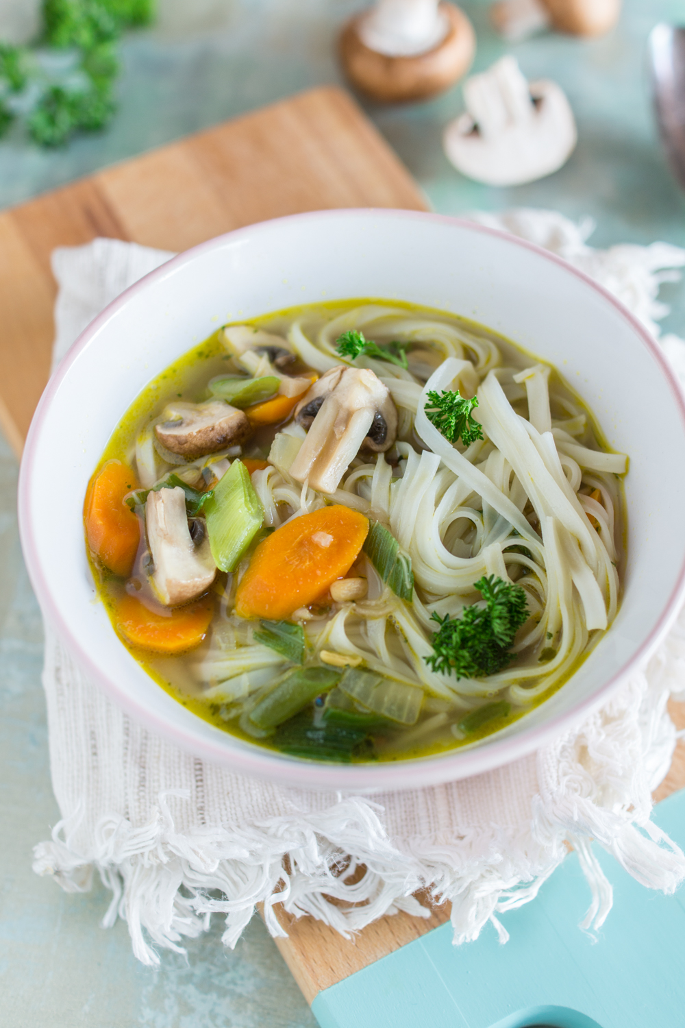  Würzige Asia-Suppe mit Reis-Bandnudeln | einfaches Rezept