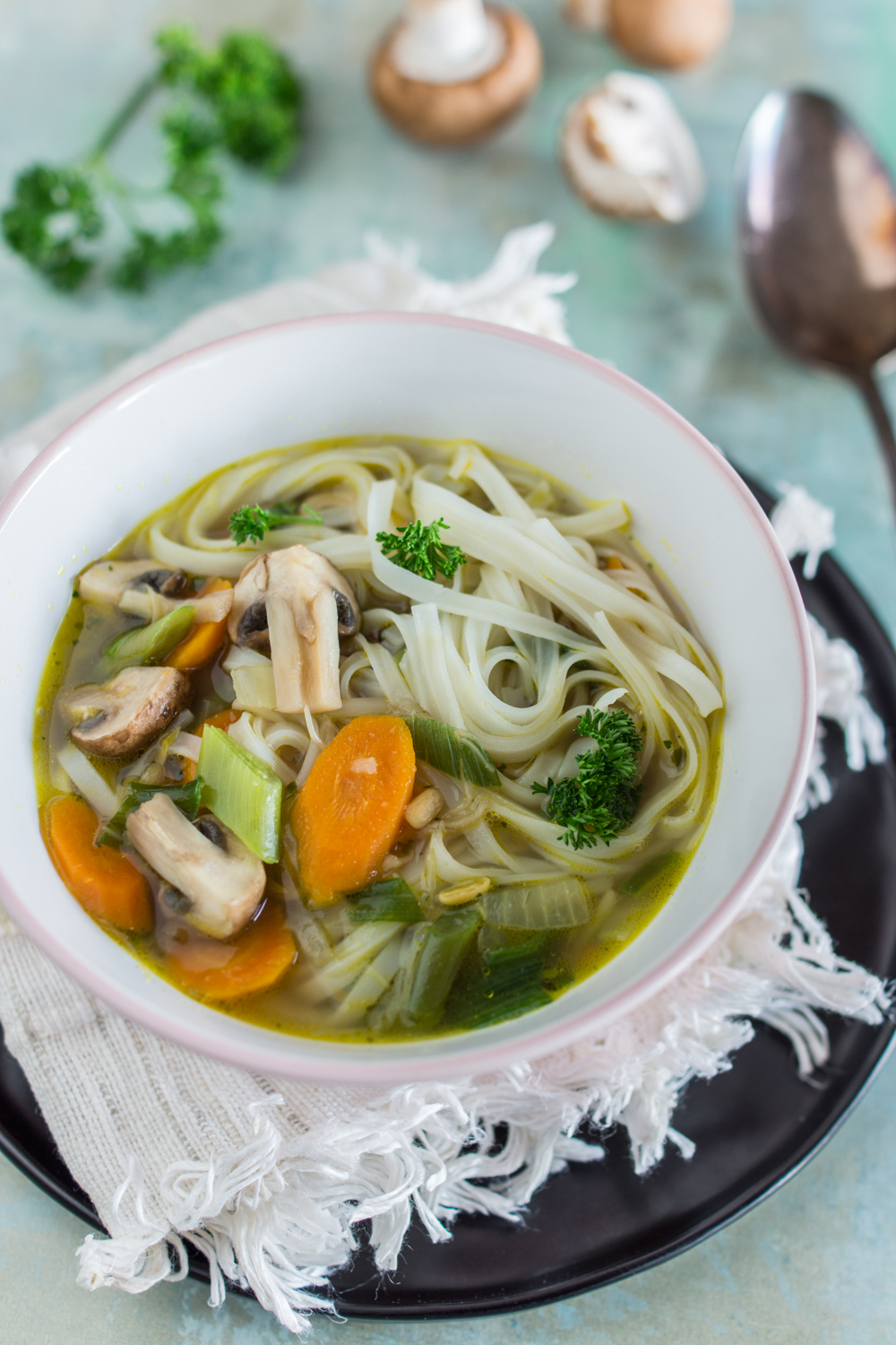 Winterliche Suppe - einfaches Rezept für eine asiatische Gemüsesuppe mit Reis-Bandnudeln