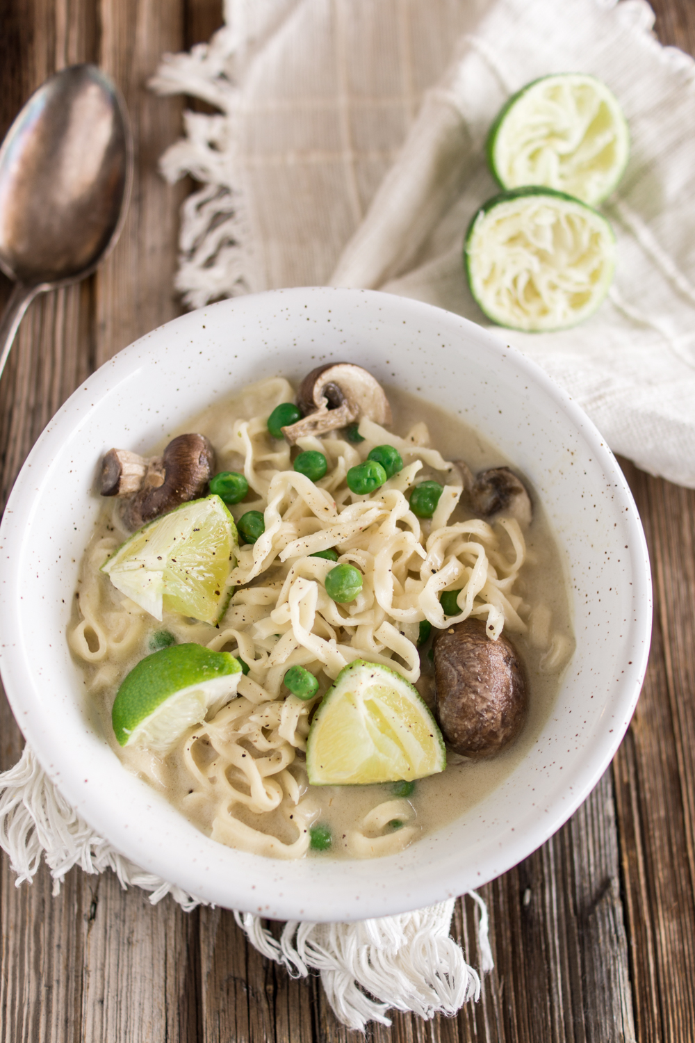 Asiatische Mie-Nudel Suppe | Erdnuss-Limettensuppe - würzig, lecker und schnell gemacht