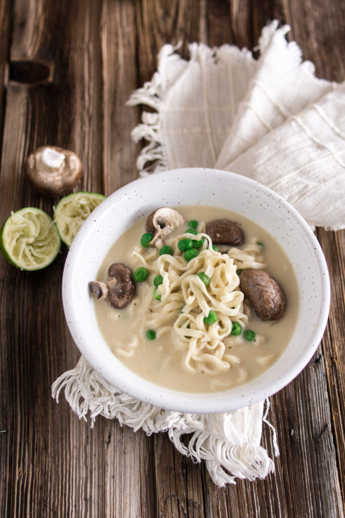 Asiatische Erdnuss-Limettensuppe mit Mie-Nudeln - LieberBacken