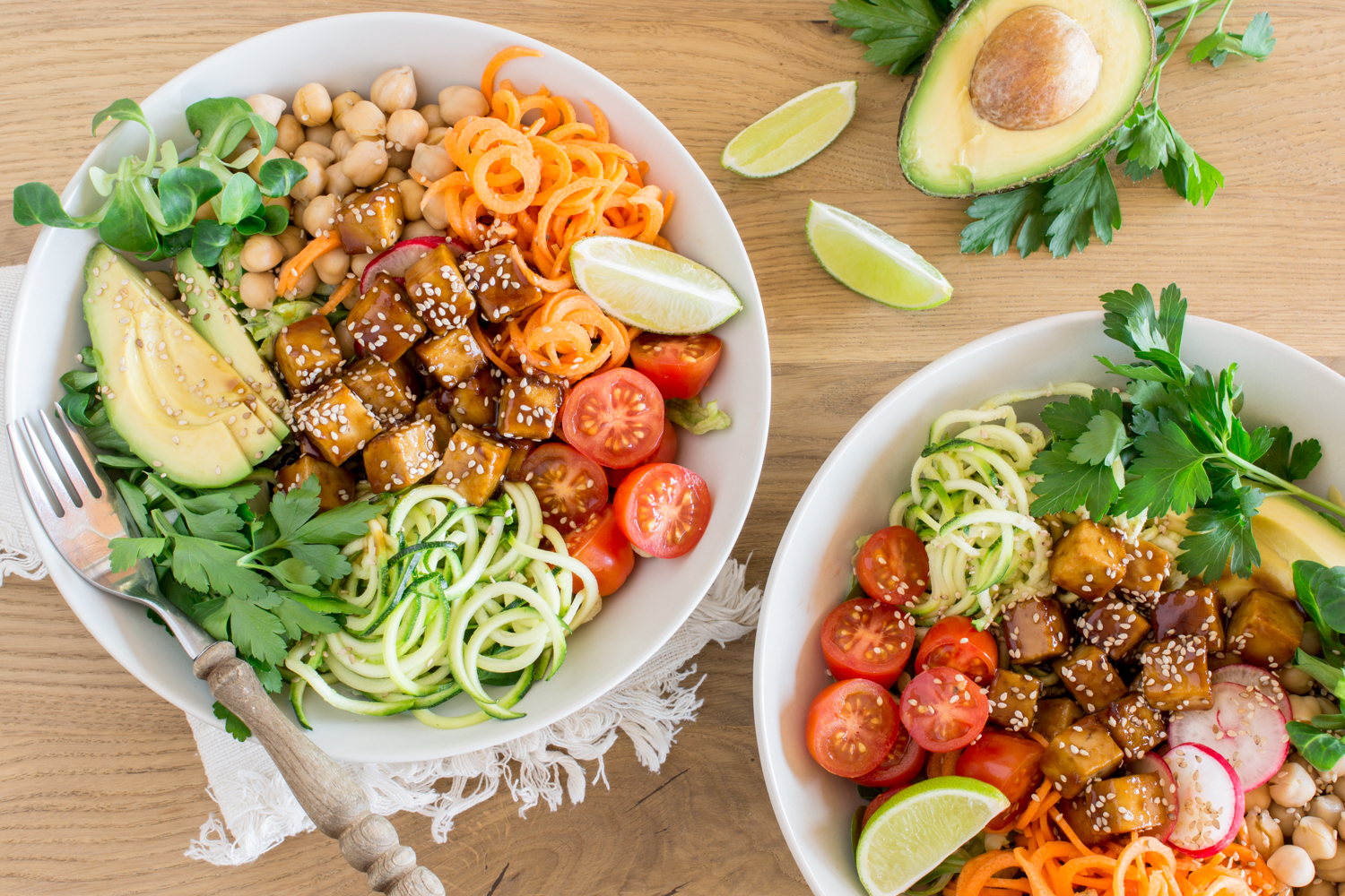 Tofu mit Teriyaki Sauce auf Veggie Bowl - leckeres Rezept