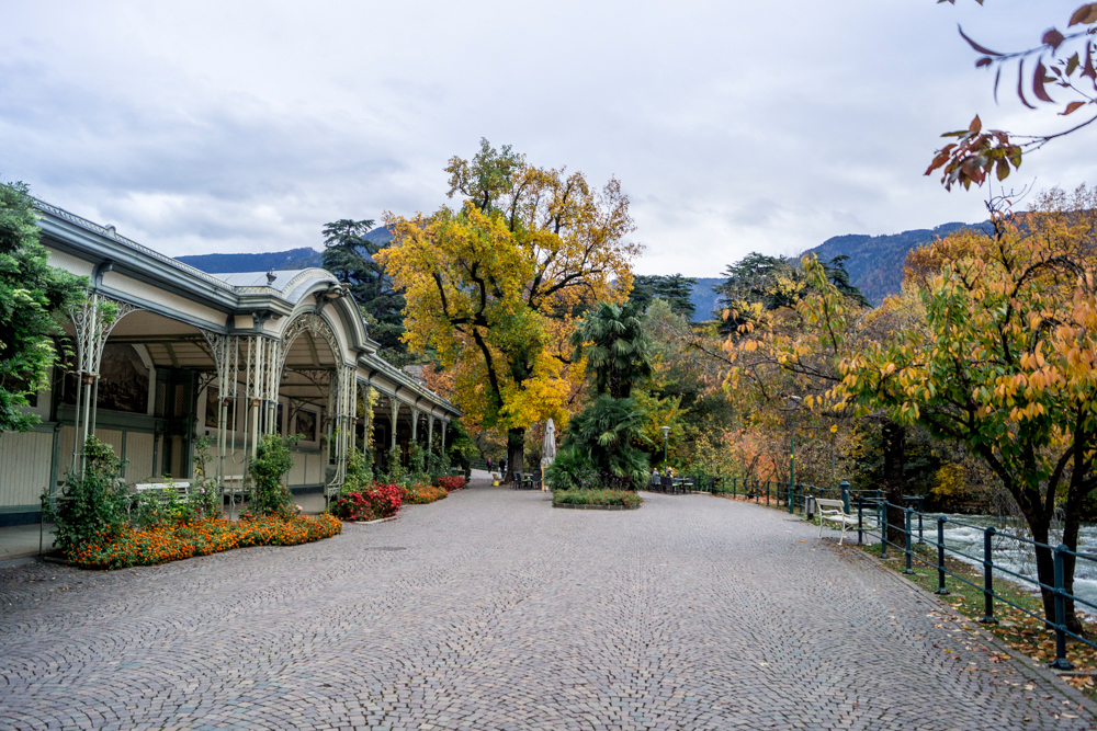 Wandelhalle an der Passerpromenade im Herbst