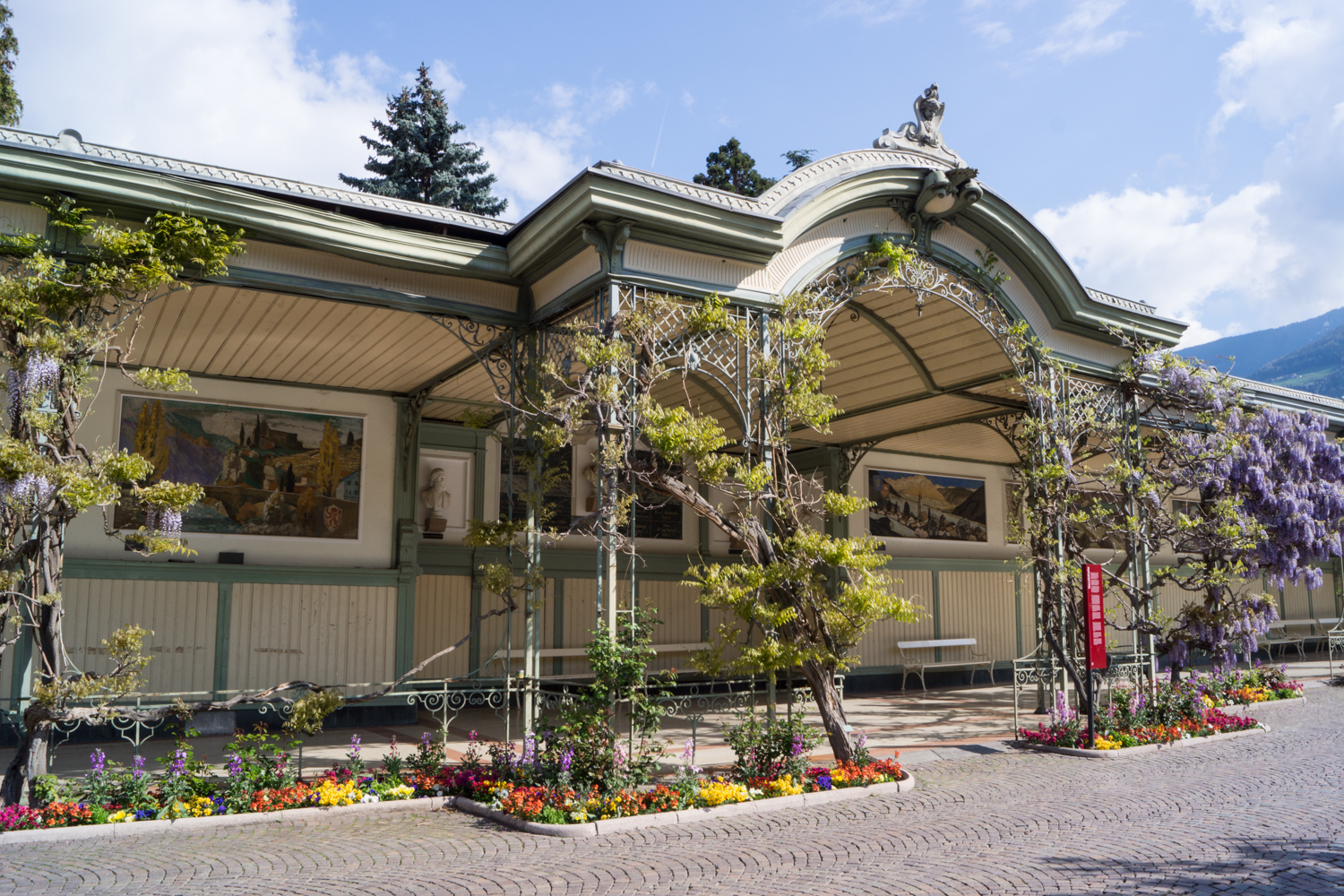 Wandelhalle an der Passerpromenade - Meran im Frühling: Sehenswürdigkeiten und Tipps