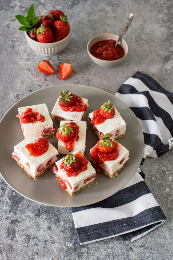 Erdbeer-Schnitten mit Joghurt | Leichter Sommerkuchen | Einfaches Rezept