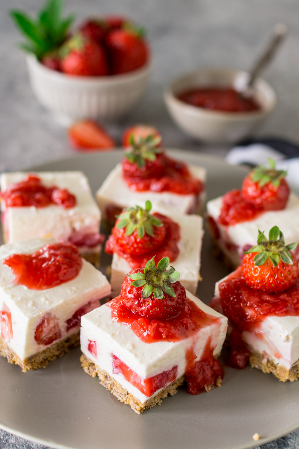 Leichter Sommerkuchen | Joghurtschnitten mit Erdbeeren und no-bake Boden