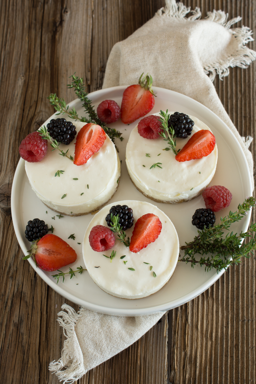 Sommerliche Mini-Törtchen mit Beeren und Thymian