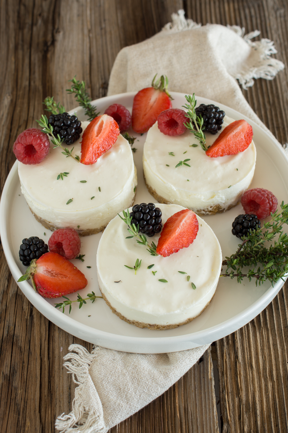 Kühle Beeren-Törtchen mit Keksboden | Leckeres Sommerrezept