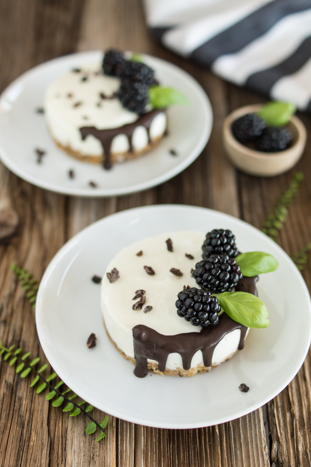 No-Bake Mini-Törtchen | Sommerliches Kühlschrank-Rezept mit Brombeeren und Schoko-Drip