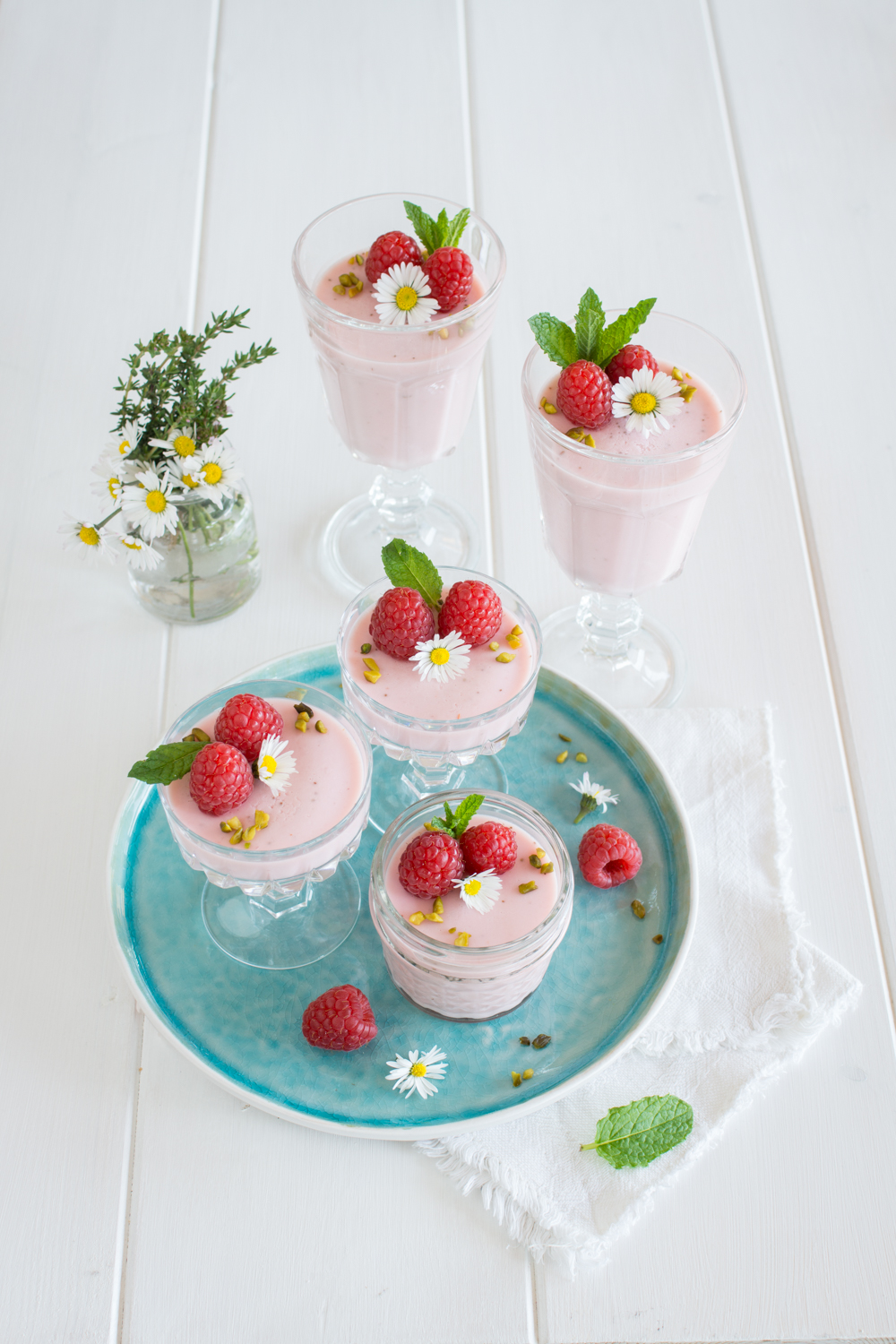 Leichtes Dessert im Glas: Himbeercreme mit Buttermilch