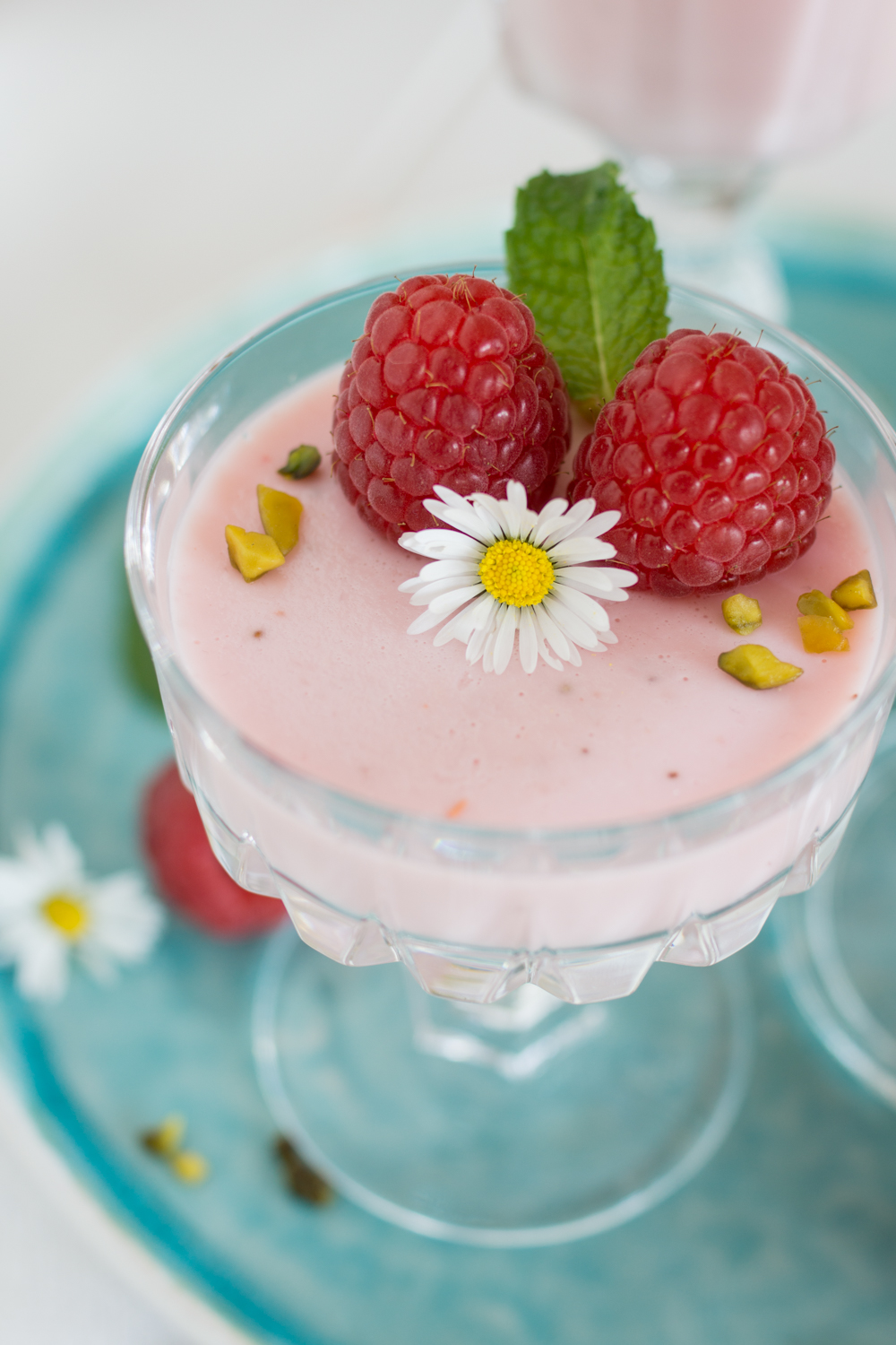 Sommerliches Dessert im Glas: Himbeercreme mit Buttermilch | Schnelles "Über-Nacht"- Rezept 