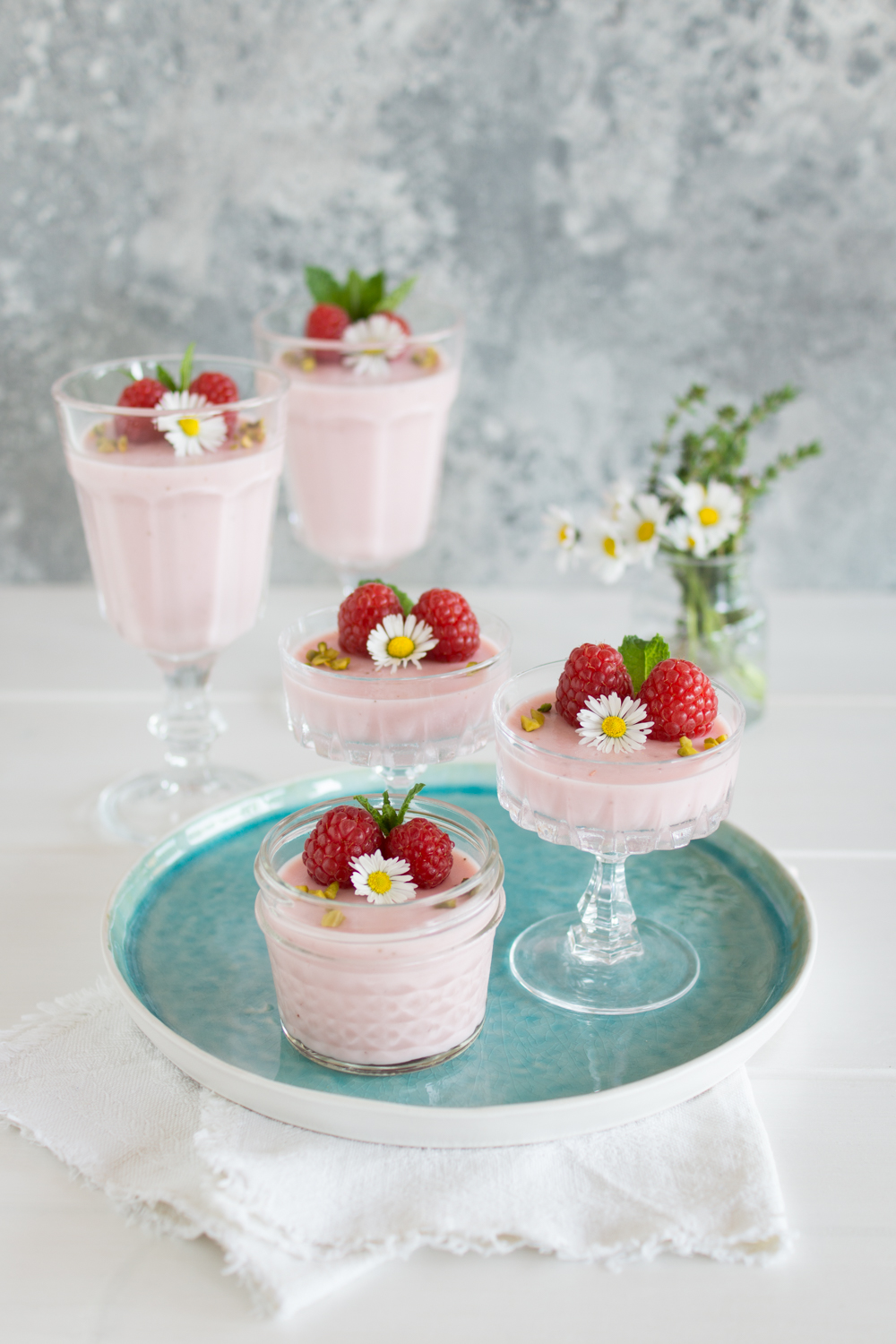 Leichtes Dessert im Glas: Sommerliche Himbeercreme