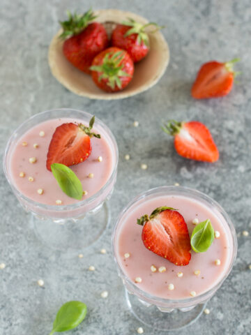 Sommerliches Dessert im Glas mit Erdbeeren | Leichte Erdbeercreme zum Löffeln