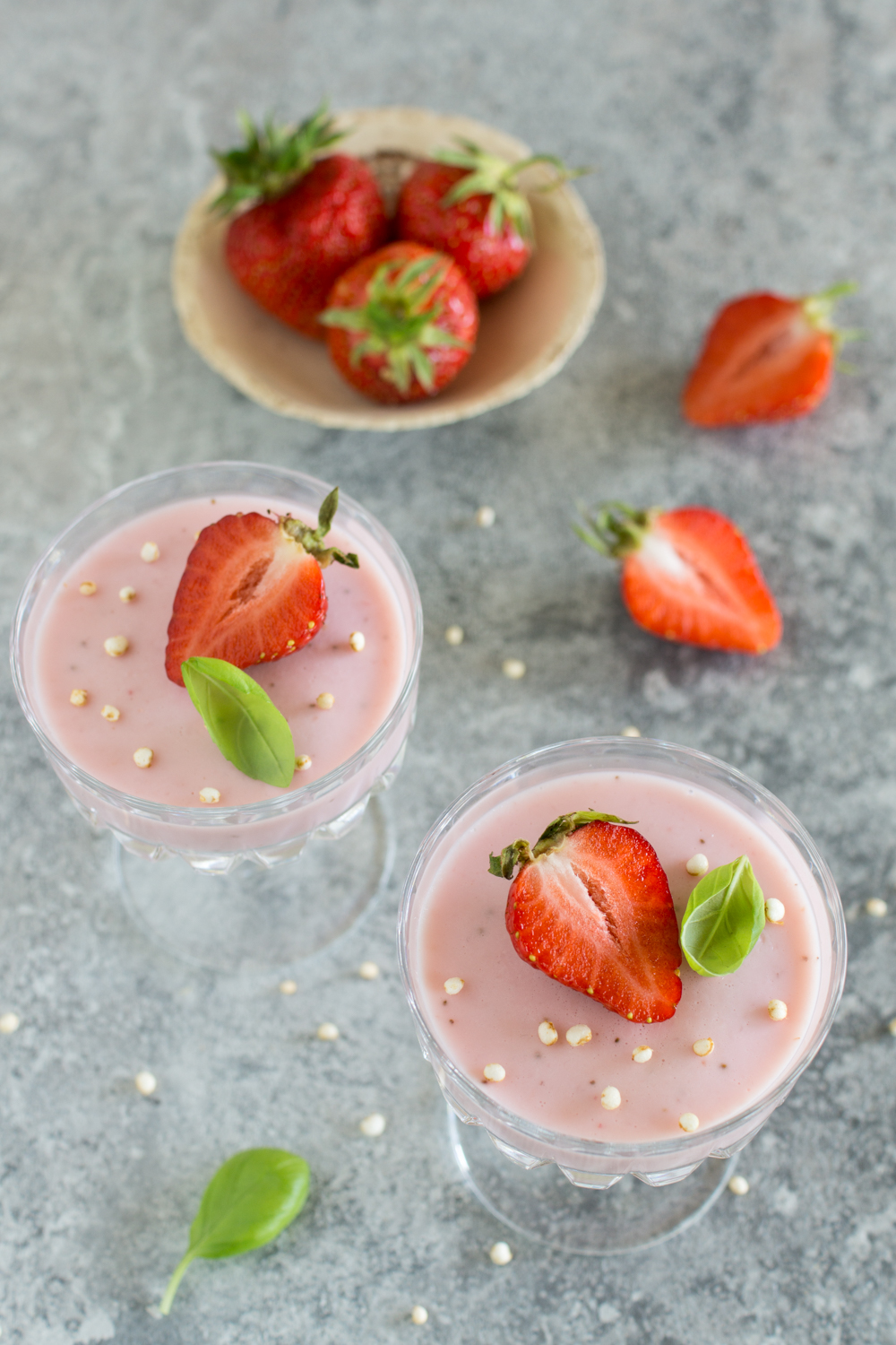 Sommerliches Dessert im Glas mit Erdbeeren | Leichte Erdbeercreme zum Löffeln