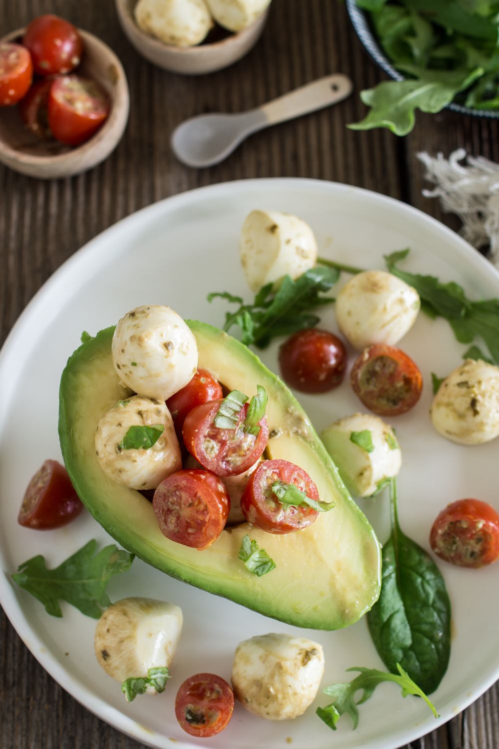 Sommerliche Salatrezepte: Avocado Caprese - in 10 Minuten fertig!