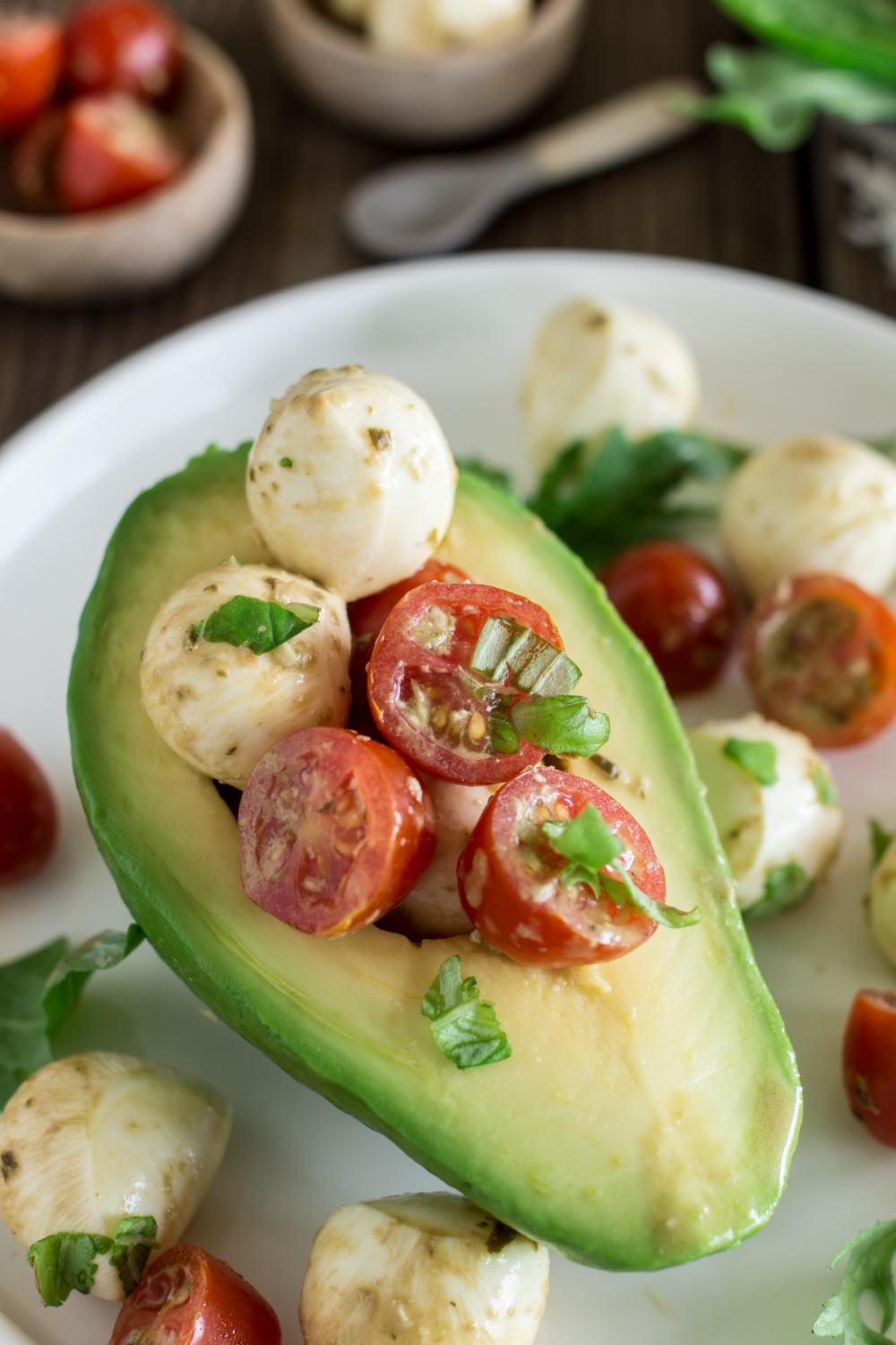 Gefüllte Avocado Caprese | Schnelles Rezept - in 10 Minuten fix und fertig! | Sommerliche Salatideen