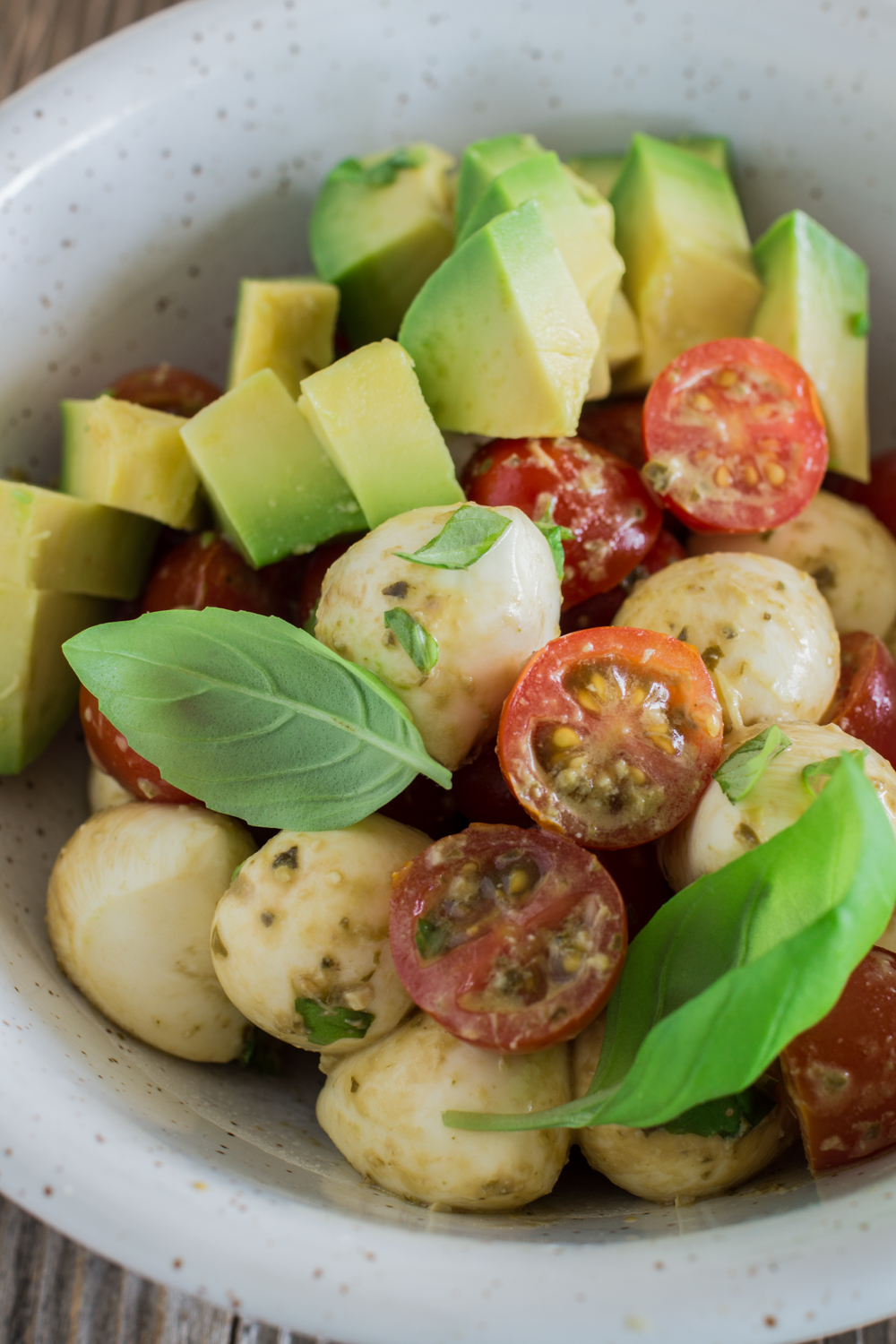 10 Minuten Salat: Avocado Caprese - schnelles Rezept