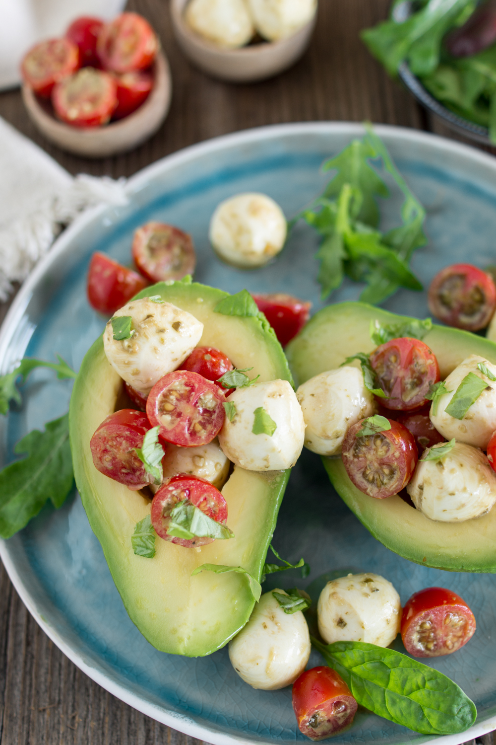 Avocado Caprese | Mit Tomaten und Mozzarella gefüllte Avocado | Schneller Sommersalat