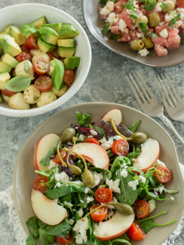 Mediterraner Pflücksalat mit Kapern und Pfirsich | Schnelles Rezept