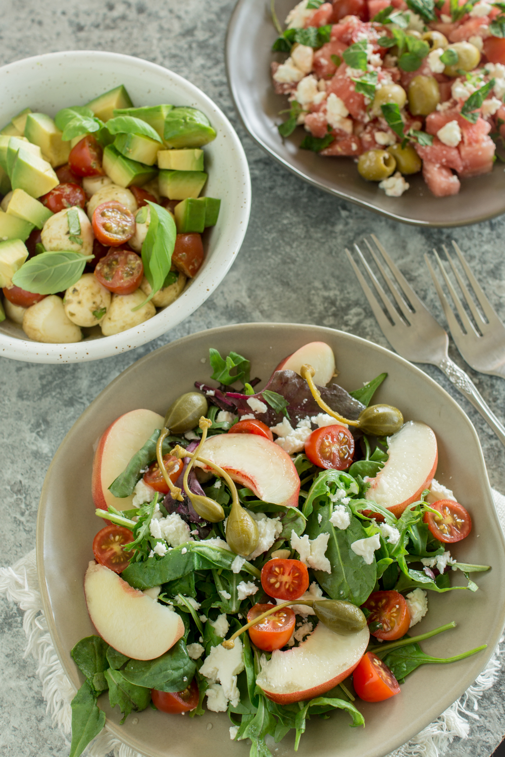 Mediterraner Pflücksalat mit Kapern und Pfirsichspalten - LieberBacken