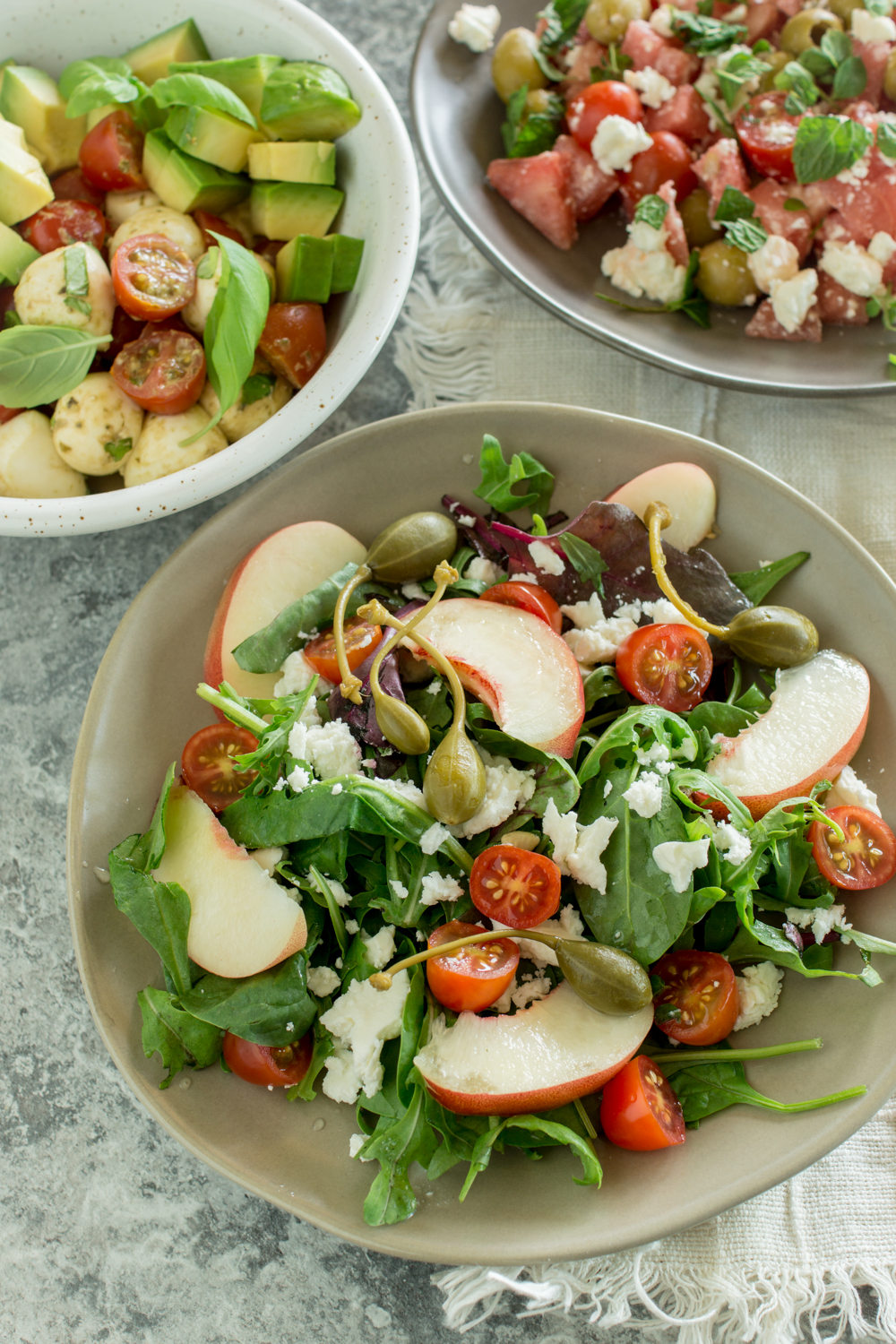 Mediterraner Pflücksalat mit Kapern und Pfirsichspalten - LieberBacken