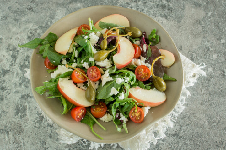 Mediterraner Pflücksalat mit Kapern und Pfirsichspalten - LieberBacken