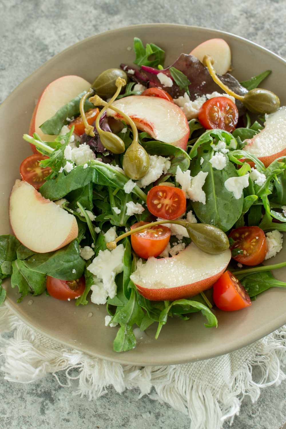 Mediterraner Pflücksalat mit Kapern