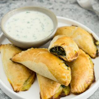 Vegetarische Empanadas mit Spinat-Feta Füllung und Sauerrahm Dip