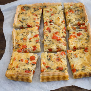 Vegetarische Zwiebeltarte mit Paprika - tolles Rezept!