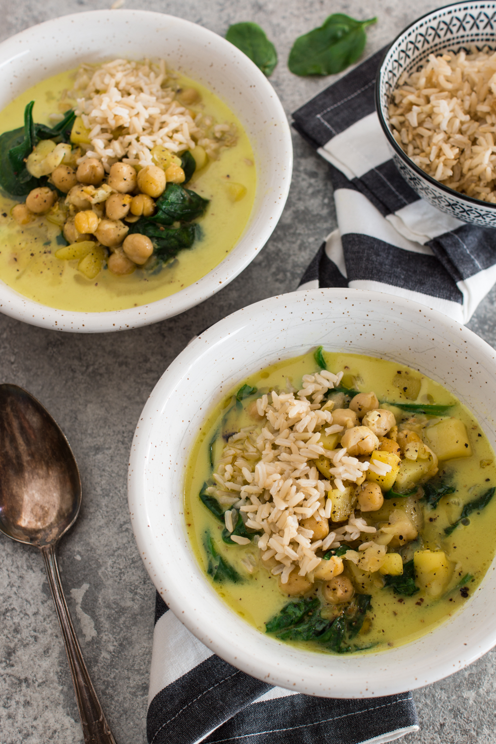 Vegan Chickpea Curry | Veganes Kirchererbsen-Gulasch