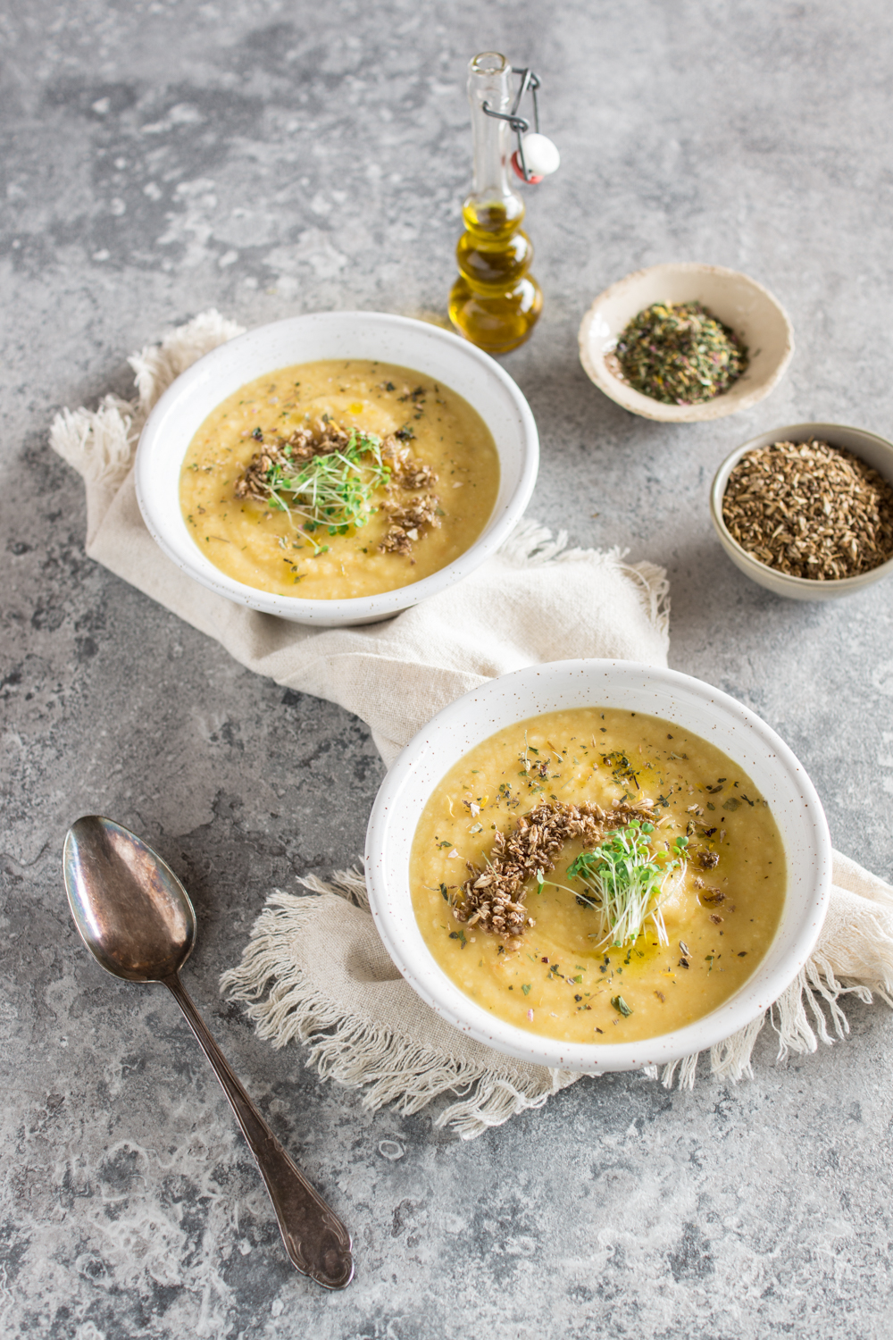 Selleriesuppe mit Treber und Mikrogrün - schnelles Rezept, das vegan oder herkömmlich gekocht werden kann