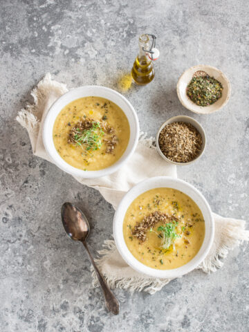 Vegane Selleriesuppe, schnelles Rezept - getoppt mit getrocknetem Treber