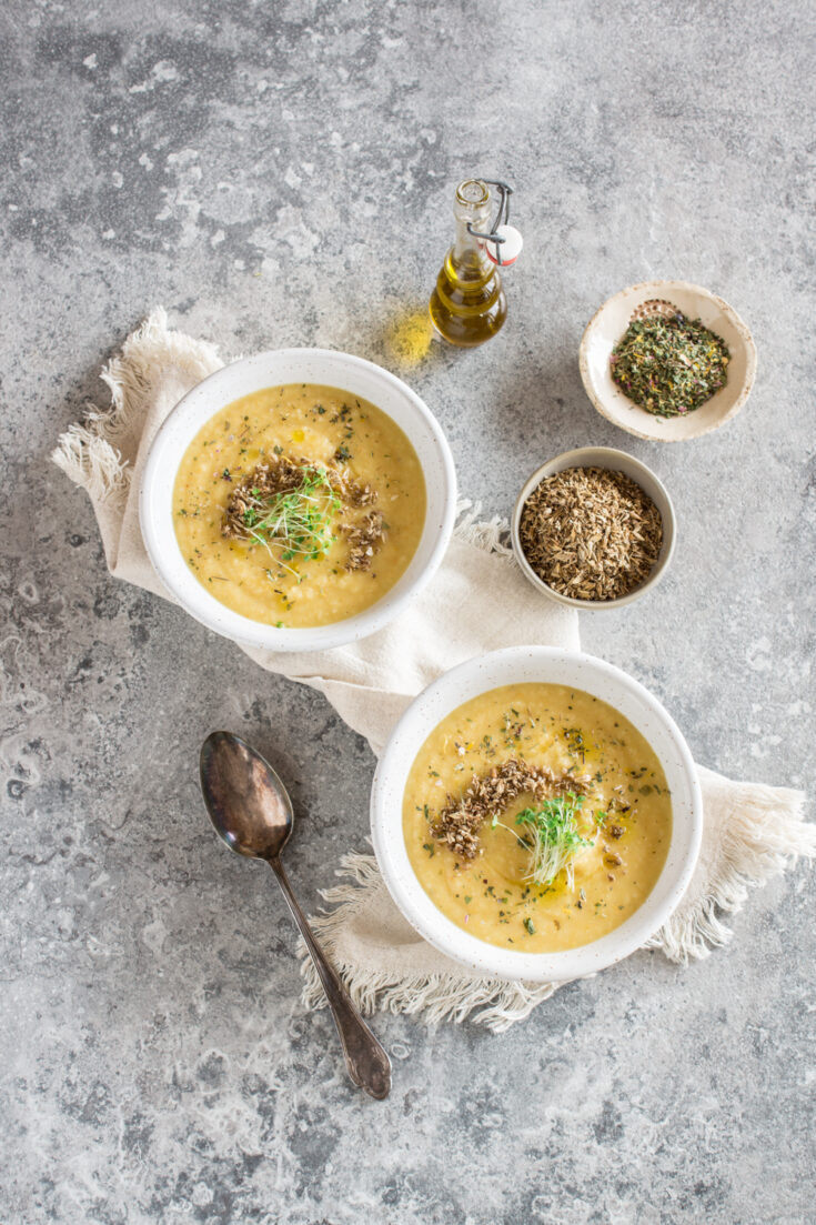 Vegane Selleriesuppe, schnelles Rezept - getoppt mit getrocknetem Treber