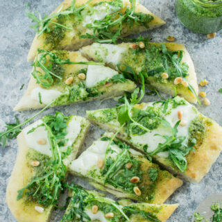 Rucola-Focaccia mit Pesto und Mozzarella