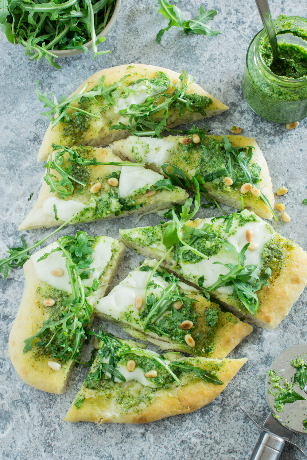 Rucola-Focaccia mit Pesto und Mozzarella