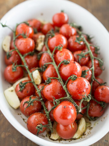 Ofengeröstete Tomaten - ein einfaches mediterranes Rezept