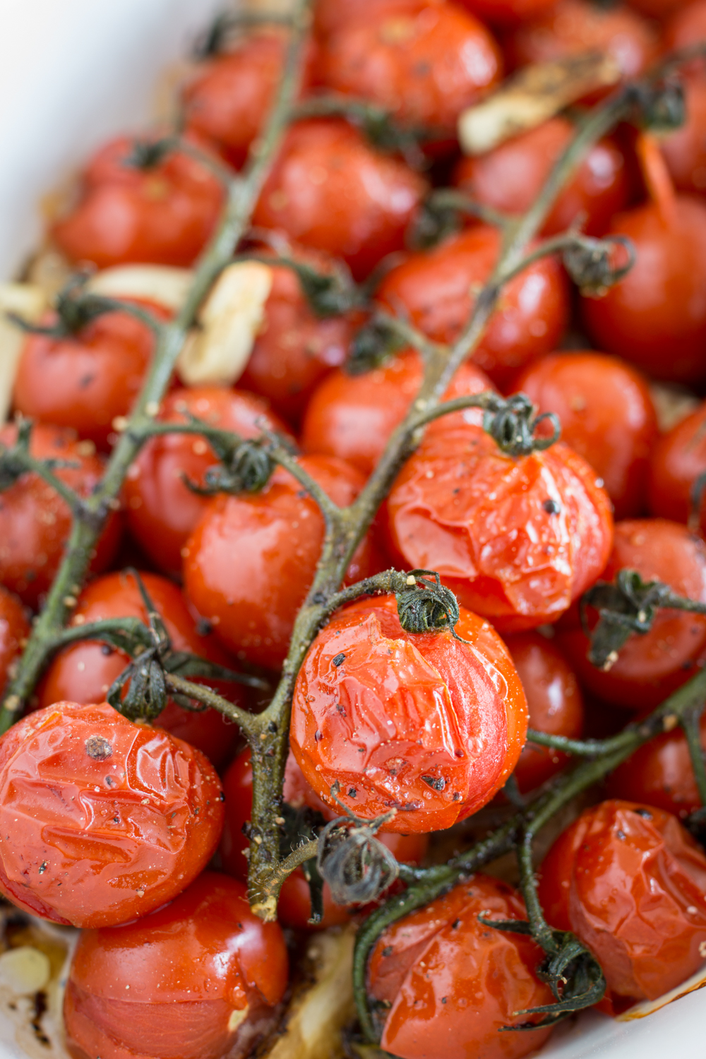 Im Ofen geröstete Tomaten | Schnelle Beilage, einfaches Rezept, mediterranes Geschmackserlebnis