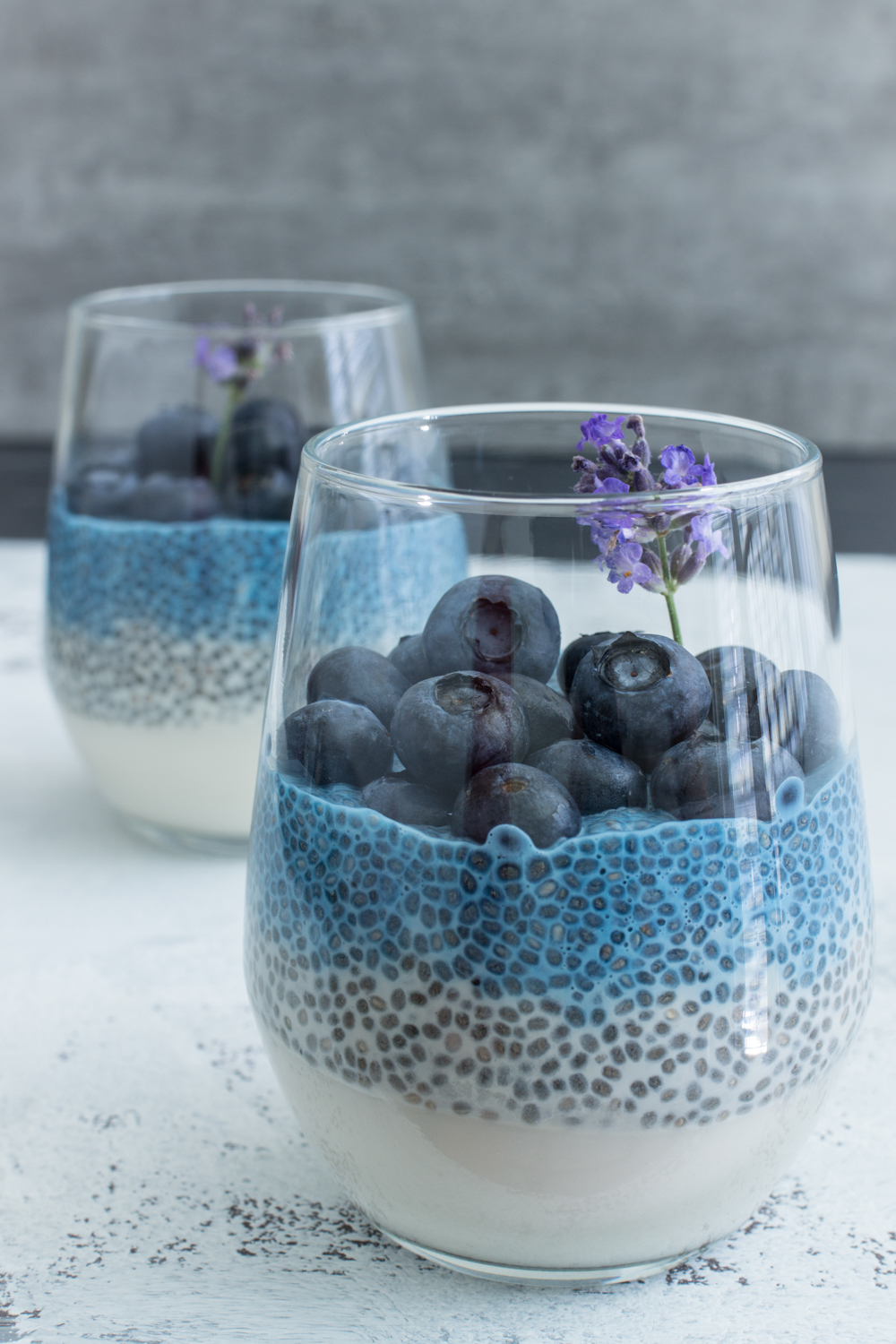 Dessert im Glas mit Heidelbeeren: Natürlich gefärbt