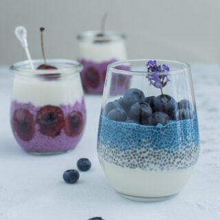 Natürlich gefärbt: Bunte Chia-Desserts im Glas mit Früchten #vegan