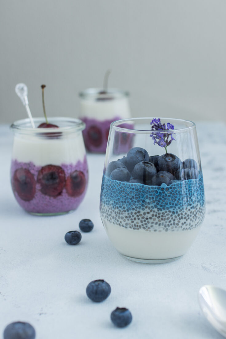 Natürlich gefärbt: Bunte Chia-Desserts im Glas mit Früchten #vegan