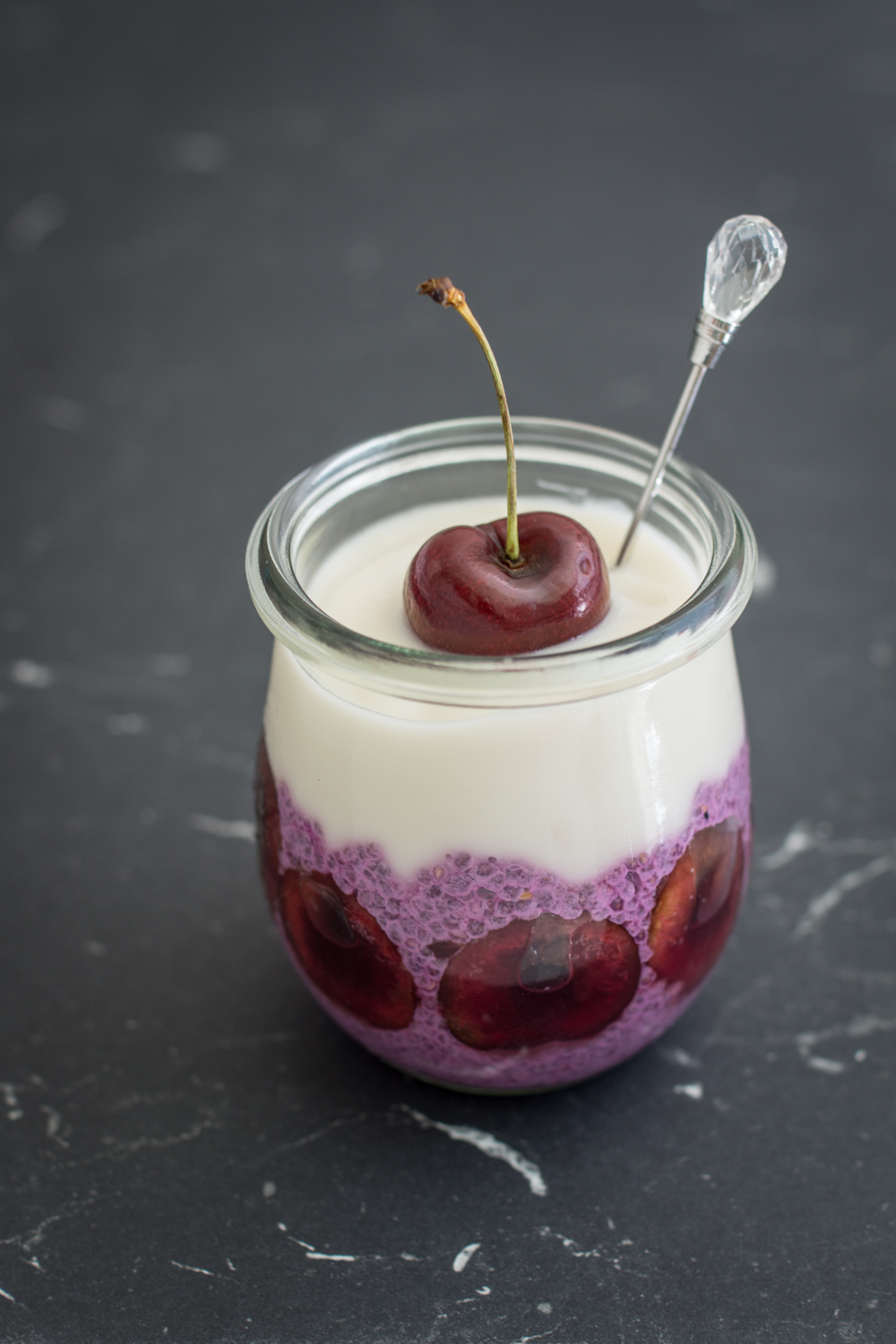 Chia-Pudding mit Kirschen und Mandel-Joghurt | Natürlich gefärbt mit Farbpulver #vegan