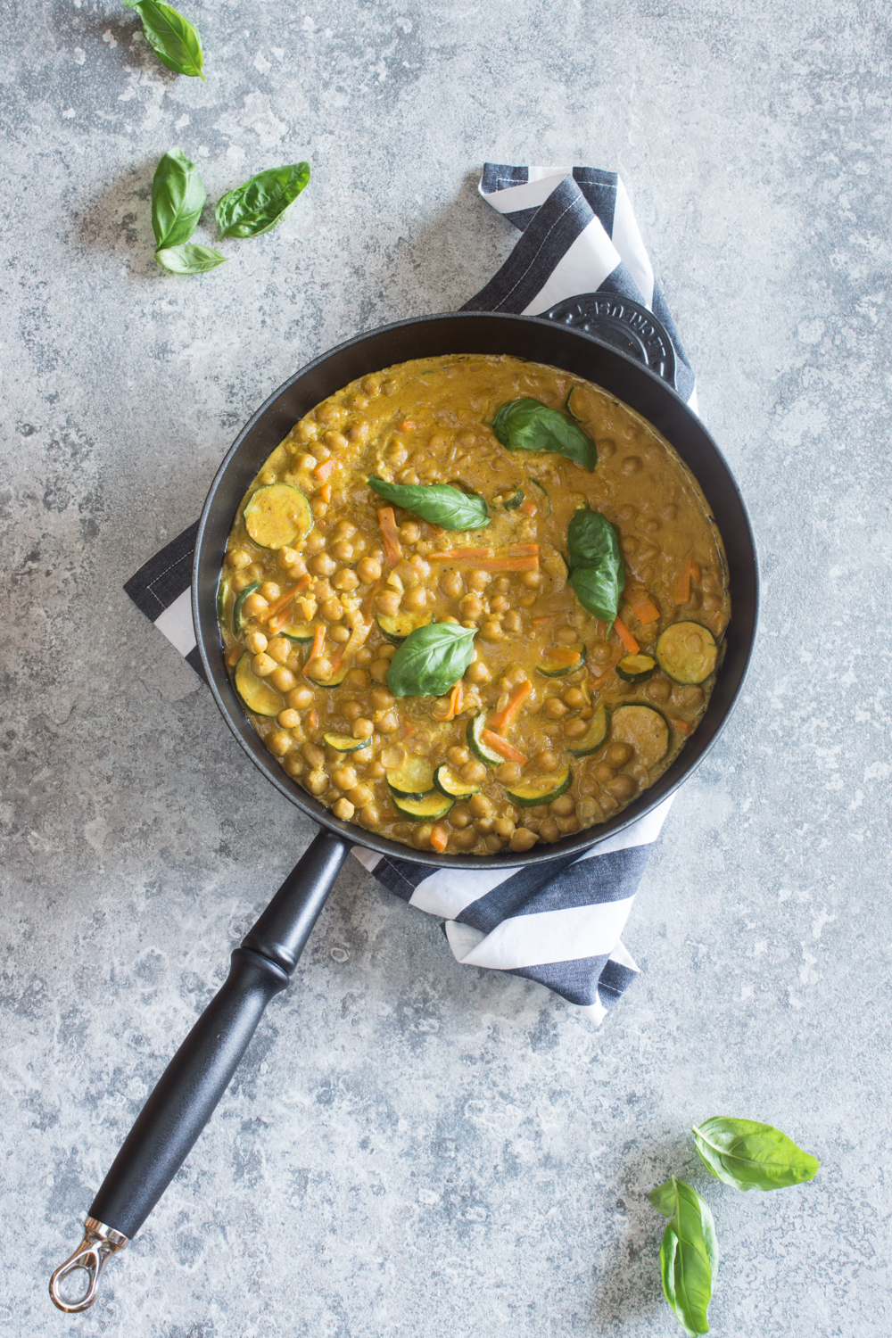 Kichererbsen-Curry mit Erdnuss-Sauce: 20 Minuten Gericht! Einfaches Rezept!