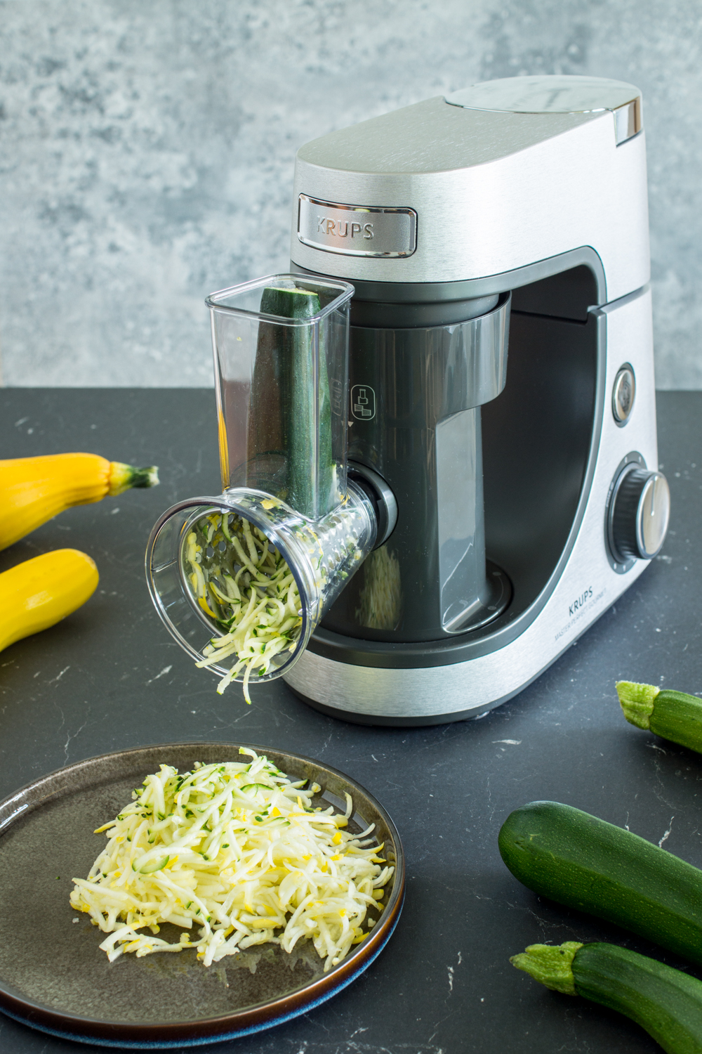 Zucchini schnell raspeln mit der Küchenmaschine