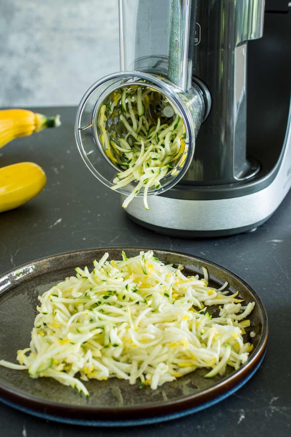 Zucchini-Tarte ohne Boden: Zucchini schnell raspeln